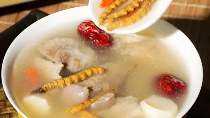 老人可以喝冬蟲夏草茶嗎？科學飲用的養(yǎng)生指南